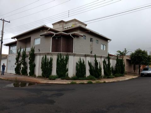 Venda | Casa com 437,00 m², 5 dormitório(s), 4 vaga(s). Jardim Champagnat, Brodowski